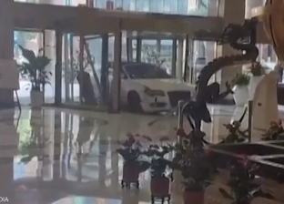 شاب صيني ينتقم من فندق باقتحامه بسيارته الخاصة.. فيديو