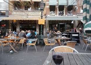 صاحب مقهى في "أمستردام" يشترط على زبائه التحدث بالهولندية