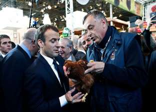 "دجاجة" و"كلب".. الرئيس الفرنسي يعشق تبني الحيوانات