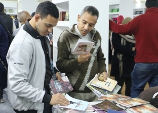 «طه حسين» الأكثر طلبا بمعرض الكتاب وقرب نفاد بعض عناوين «الذخائر»