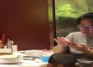 فيديو| طفل يتبول على طاولة المطعم.. ووالدته: ما المشكلة؟
