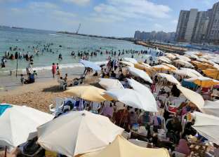 الرايات الخضراء ترفرف على شواطئ شرق الإسكندرية بعد تحسن حالة الجو
