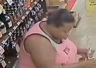 بالفيديو| ابحث مع الشرطة.. أمريكية تسرق زجاجات خمور باهظة الثمن