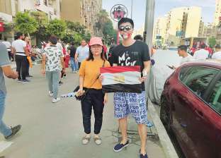 سائح صينى يرفع علم مصر فى مباراة أوغندا: شجع «أم الدنيا»