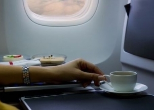 مضيفة تنصح بعدم تناول القهوة في الطائرة: "تمر على الحمّام أولا"