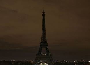 فرنسا تدين اعتداء كابول وتطفئ برج إيفل تكريما للضحايا