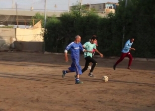 «جابر» ملك الملاعب.. ستيني يتحدى الشباب في لعب كرة القدم بالأقصر