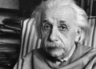 ألبرت أينشتاين.. تنبأ بوجود "الثقوب السوداء" ولُقب بـ "أبوالنسبية"