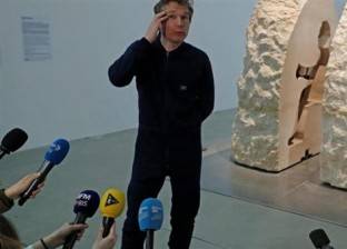بالفيديو| فنان فرنسي يقضي سبعة أيام‭ ‬داخل تمثال خشبي ضخم