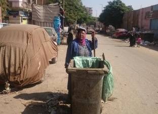 عزيزة رفضت التسول بعد وفاة زوجها.. وعلّمت أبنائها من "جمع القمامة"