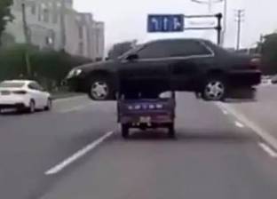 بالفيديو| عربة بثلاث عجلات تنقل سيارة بطريقة غريبة