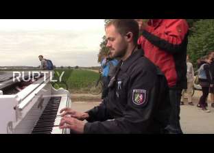 بالفيديو| شرطي ألماني يعزف البيانو خلال مناوبة حراسة