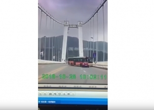 بالفيديو| لحظة سقوط حافلة من أعلى جسر بالصين.. والسبب مجهول