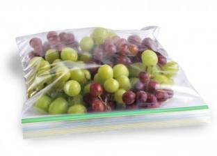 علماء بريطانيون يحذرون من تخزين الأطعمة داخل أكياس بلاستيكية