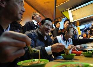 صيني يوزع 5 آلاف طبق من المكرونة لشكر صاحب المطعم