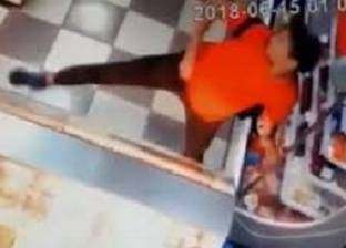 بالفيديو| شاب يسرق محلا تجاريا على طريقة "مايكل جاكسون"