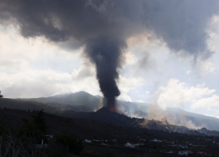 انفجارات ورماد سام ينبعث من بركان جزيرة لا بالما الإسبانية