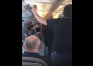 بالفيديو| جماهير "ليفربول" تنتهك قواعد الأمان في الطائرة وتهتف لفريقها
