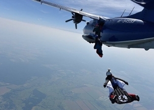 مغامر يطير على ارتفاع 1700 متر ليشاهد "توم وجيري"