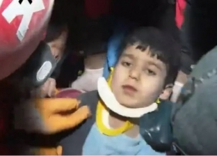 إنقاذ طفل بعد 120 ساعة تحت أنقاض زلزال تركيا.. خرج هادئا «فيديو»