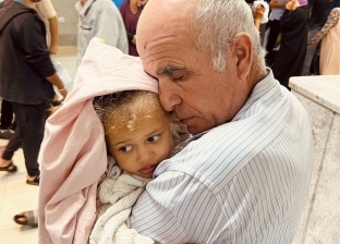 مسن يحتضن حفيدته في مستشفى المعمداني: «لن تموتي يا صغيرتي»