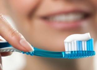 دراسة تحذر: تنظيف الأسنان بعد تناول الطعام مباشرة يحمل خطر كبير