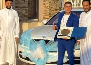 عائلة سعودية تُكرم عمر كمال وتهديه سيارة بنتلي.. بـ10 ملايين جنيه