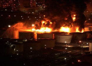 فيديو| مشتعل منذ 24 ساعة.. حريق هائل يلتهم محطة بتروكيماويات بأمريكا