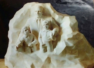 نحات تمثال مبارك وحفيديه: كان هدية عيد ميلاده وانقطعت صلتي بأسرته