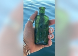 فتاة تعثر على رسالة في البحر داخل زجاجة عمرها 95 عاما: اكتشاف العمر