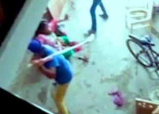 بالفيديو| هندي يضرب زوجة أخيه لوضعها أثنى بدلا من ذكر بعصا "هوكي"