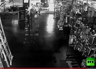 بالفيديو| عصابة تسرق 30 قطعة من متجر أسلحة أمريكي