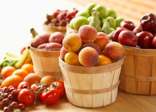 "التفاح ما يبقاش مكرمش".. الطريقة الصحيحة لاختيار الفاكهة الطازجة