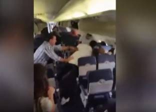بالفيديو| مشاجرة عنيفة بين راكبين على متن طائرة أمريكية