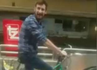 بالفيديو| شاب ينزلق على سلم كهربائي بدراجته داخل أحد المتاجر الشهيرة