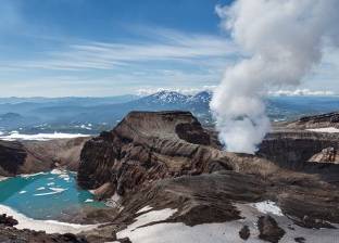 بالفيديو والصور| بركان يقذف عمودا من الرماد لارتفاع 7 كيلومترات