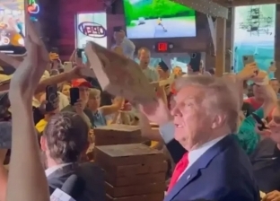 «من يريد واحدة؟».. ترامب يوزع بيتزا مجانية على رواد مطعم أمريكي (فيديو)