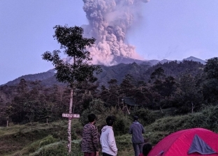 فيديو وصور.. لحظة ثوران بركان ميرابي الإندونيسي