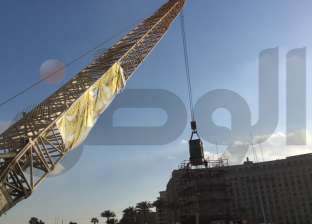 لحظة وضع وتثبيت أول جزء من مسلة رمسيس الثاني في ميدان التحرير