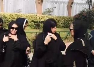عاجل| بالفيديو| نادية الجندي وفيفي عبده تصلان مسجد الشرطة لوداع "الساحر"