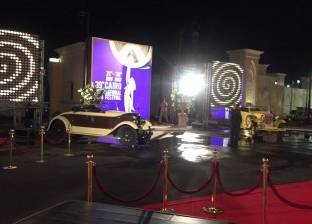 سيارات واكسسوارات الأفلام القديمة في استقبال ضيوف "القاهرة السينمائي"
