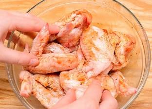 تناول أجنحة الدجاج يطرد العرسان.. أساطير وخرافات الطعام في إندونيسيا