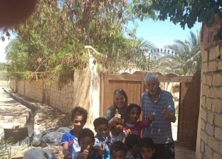 الكيس بـ5 جنيهات.. زوجان أجنبيان يشجعان الأطفال على تنظيف «تونس» بالفيوم