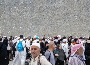 الحجاج ينتهون من رمي الجمرات والمتعجلون يتجهون إلى المسجد الحرام (صور)