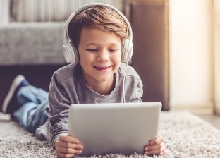 دراسة بريطانية: سماعات الرأس تدمر حاسة السمع عند الأطفال