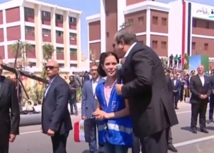 الرئيس السيسي يقطع حديثه مع أهالي بني سويف لمواساة طفلة باكية ويقبّل رأسها