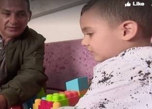 طفل سوري يتحدث اللغة الإنجليزية دون أن يتعلمها