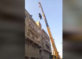 فيديو.. رفع عجل فوق سطح منزل بواسطة "ونش": "يلا يا حمدي بدل ما يقع"