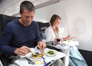 طيار يكشف عن "كارثة" بشأن وجبات طعام المسافرين في الطائرة