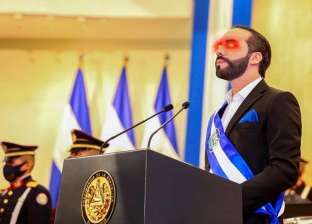 رئيس سلفادور يضع صورة غريبة على حسابه بـ«تويتر»: «عينه بتطلع ليزر»